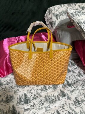 Fashionable yellow canvas handbag New with tags